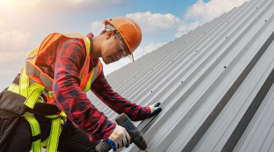 Professional gutter cleaning in Condon, OR